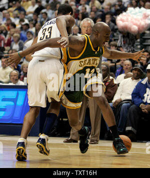 Seattle Supersonics vorwärts Damien Wilkins (12) verliert den Ball, als er mit Indiana Pacers freuen Danny Granger (33) bei Conseco Fieldhouse in Indianapolis, 7. Februar 2007 kollidiert. (UPI Foto/Markierung Cowan) Stockfoto