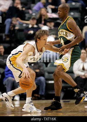 Indiana Pacers Schutz Mike Dunleavy (17) drückt aus der Seattle Supersonics guard Ray Allen (34), wie er versucht, an den Korb bei Conseco Fieldhouse in Indianapolis, 7. Februar 2007 zu fahren. (UPI Foto/Markierung Cowan) Stockfoto