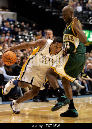 Indiana Pacers freuen Danny Granger (33) versucht, um Seattle Supersonics vorwärts Damien Wilkins (12) bei Conseco Fieldhouse in Indianapolis, 7. Februar 2007 zu fahren. Seattle besiegt Indiana 103-102. (UPI Foto/Markierung Cowan) Stockfoto