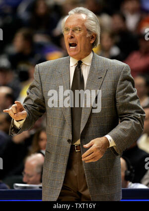 Seattle Supersonics Head Coach Bob Hill leitet sein Team gegen die Indiana Pacers bei Conseco Fieldhouse in Indianapolis, 7. Februar 2007. Seattle besiegt Indiana 103-102. (UPI Foto/Markierung Cowan) Stockfoto