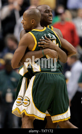 Seattle Supersonics vorwärts Damien Wilkins (12) Umarmungen Mannschaftskamerad Ray Allen (34) nach dem Sieg über die Indiana Pacers 103-102 bei Conseco Fieldhouse in Indianapolis, 7. Februar 2007. (UPI Foto/Markierung Cowan) Stockfoto