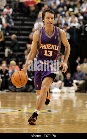 Phoenix Suns guard Steve Nash (13) bringt den Ball upcourt gegen die Indiana Pacers bei Conseco Fieldhouse in Indianapolis 27. Februar 2007. (UPI Foto/Markierung Cowan) Stockfoto