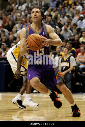 Phoenix Suns guard Steve Nash (13) Laufwerke an den Korb gegen die Indiana Pacers bei Conseco Fieldhouse in Indianapolis 27. Februar 2007. (UPI Foto/Markierung Cowan) Stockfoto