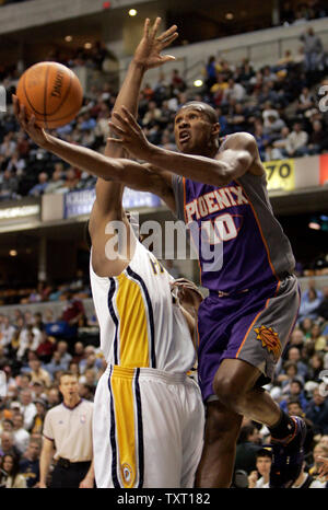 Phoenix Suns guard Leandro Barbosa (10), aus Brasilien, setzt einen Schuß über Indiana Pacers, Ike Diogu (1) bei Conseco Fieldhouse in Indianapolis 27. Februar 2007. (UPI Foto/Markierung Cowan) Stockfoto