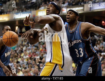 Washington Wizards Zentrum Brendan Haywood (33) klopft den Ball locker aus Indiana Pacers, Jermaine O'Neal (L) bei Conseco Fieldhouse in Indianapolis am 14. März 2007. (UPI Foto/Markierung Cowan) Stockfoto