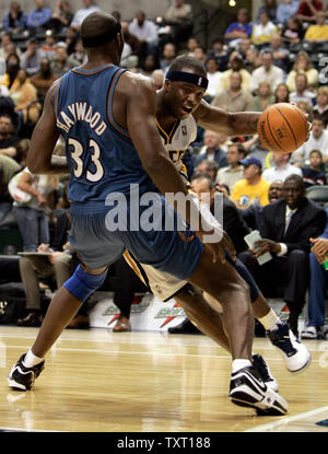 Indiana Pacers, Jermaine O'Neal kollidiert mit Washington Wizards Zentrum Brendan Haywood (33), als er in den Korb bei Conseco Fieldhouse in Indianapolis am 14. März 2007. (UPI Foto/Markierung Cowan) Stockfoto