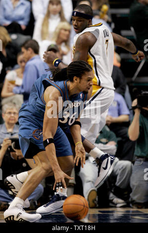 Washington Wizards center Etan Thomas (36) Laufwerke an den Korb Vergangenheit Indiana Pacers, Jermaine O'Neal bei Conseco Fieldhouse in Indianapolis am 14. März 2007. (UPI Foto/Markierung Cowan) Stockfoto