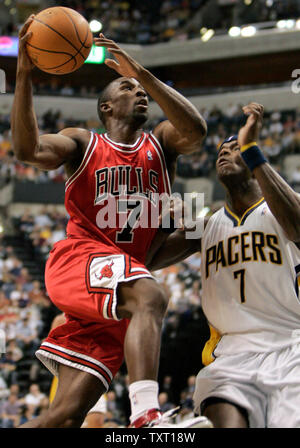 Chicago Bulls guard Ben Gordon (7) treibt zum Korb gegen die Indiana Pacers, Jermaine O'Neal (7) bei Conseco Fieldhouse in Indianapolis am 25. März 2007. (UPI Foto/Markierung Cowan) Stockfoto