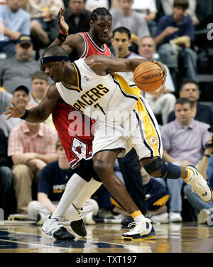 Indiana Pacers, Jermaine O'Neal (7) treibt um Chicago Bulls center Ben Wallace (R) bei Conseco Fieldhouse in Indianapolis am 25. März 2007. O'Neal hatte 39 Punkte in der Stiere 92-90 Gewinn über den Pacers. (UPI Foto/Markierung Cowan) Stockfoto