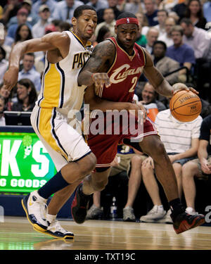Guard der Cleveland Cavaliers LeBron James (R) Laufwerke an den Korb um Indiana Pacers guard Danny Granger (L) bei Conseco Fieldhouse in Indianapolis, 27. März 2007. (UPI Foto/Markierung Cowan) Stockfoto