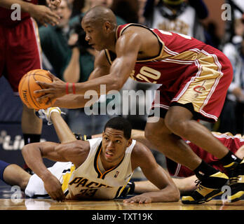 Indiana Pacers freuen Danny Granger (33) Uhren als Cleveland Kavaliere guard Eric Snow (20) packt eine lose Ball bei Conseco Fieldhouse in Indianapolis, 27. März 2007. Die Kavaliere besiegten die Pacers 105-94. (UPI Foto/Markierung Cowan) Stockfoto