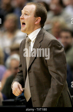 New Jersey Nets Head Coach Lawrence Frank schreit seine Mannschaft bei ihrem Spiel gegen die Indiana Pacers bei Conseco Fieldhouse in Indianapolis am 15. April 2007. Die Nets besiegten die Pacers 111-107 indem Sie sie an den Rand der Beseitigung von den Endspielen. (UPI Foto/Markierung Cowan) Stockfoto