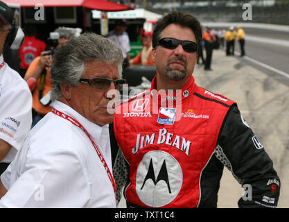 1969 Indianapolis 500-Sieger Mario Andretti und sein Sohn Michael Andretti beobachten Sie die Konkurrenz während der Praxis Mai 11, 2007 auf dem Indianapolis Motor Speedway in Indianapolis, Indiana. (UPI Foto/Ed Locke) Stockfoto