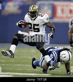 New Orleans Saints Reggie Bush zurück laufen (25) wird von Indianapolis Colts Defensive zurück Bob Sanders (21) an der RCA Dome in Indianapolis ausgelöst am 6. September 2007. (UPI Foto/Markierung Cowan) Stockfoto