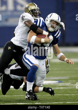 New Orleans Saints Sicherheit römischen Harper (41) packt Indianapolis Colts Festes Ende Dallas Clark (44) an der RCA Dome in Indianapolis am 6. September 2007. (UPI Foto/Markierung Cowan) Stockfoto