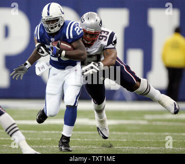 Indianapolis Colts zurück läuft, Joseph Addai (29) versucht, einen Angriff durch New England Patriots defensive lineman Richard Seymour (93) im ersten Quartal bei dem RCA Dome in Indianapolis am 4. November 2007 zu brechen. (UPI Foto/Markierung Cowan) Stockfoto