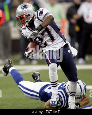 New England Patriots kick returner Ellis Hobbs III (27) bricht ein Angriff von Indianapolis Colts Defensive zurück Melvin Bullitt (33) für einen 15 Yard zurück im zweiten Quartal auf dem RCA Dome in Indianapolis am 4. November 2007. (UPI Foto/Markierung Cowan) Stockfoto