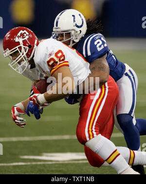 Indianapolis Colts Defensive zurück Bob Sanders (21) packt Kansas City Chiefs tight end Tony Gonzalez (88) nach einem 8 Yard pass Rezeption im ersten Quartal bei dem RCA Dome in Indianapolis am 18. November 2007. (UPI Foto/Markierung Cowan) Stockfoto