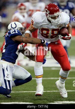 Indianapolis Colts Defensive zurück Bob Sanders (21) packt Kansas City Chiefs tight end Tony Gonzalez (88) nach einem 13-Yard-Pass im zweiten Quartal auf dem RCA Dome in Indianapolis am 18. November 2007. (UPI Foto/Markierung Cowan) Stockfoto