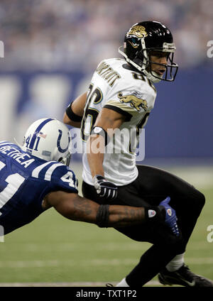 Jacksonville Jaguars wide receiver Dennis Northcutt (86) versucht, am Dezember 2, 2007 um eine Bekämpfung von Indianapolis Colts Sicherheit Antoine Bethea (41) während der THRD Viertel bei den RCA Dome in Indianapolis. (UPI Foto/Markierung Cowan) Stockfoto