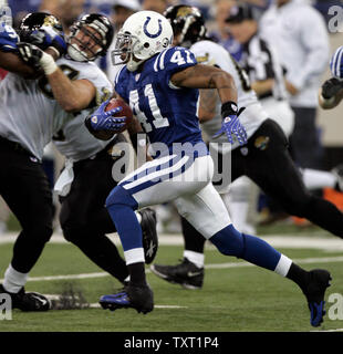 Indianapolis Colts Sicherheit Antoine Bethea (41) liefert ein Abfangen der Jacksonville Jaguars Quarterback David Garrard 30-Yards während des vierten Quartals auf dem RCA Dome in Indianapolis am Dezember 2, 2007. Das Abfangen war der Jacksonville quarterback zuerst in 231 Pässe in dieser Saison. Die Colts ging auf die Jaguare 28-25 zu besiegen. (UPI Foto/Markierung Cowan) Stockfoto