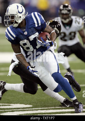 Indianapolis Colts wide receiver Reggie Wayne (87) dreht sich upfield für einen 16-Yard-Gewinn als Jacksonville Jaguars safety Reggie Nelson (25) versucht, sich die im vierten Quartal auf dem RCA Dome in Indianapolis am Dezember 2, 2007 anzugehen. Die Colts besiegt die Jaguare 28-25. (UPI Foto/Markierung Cowan) Stockfoto