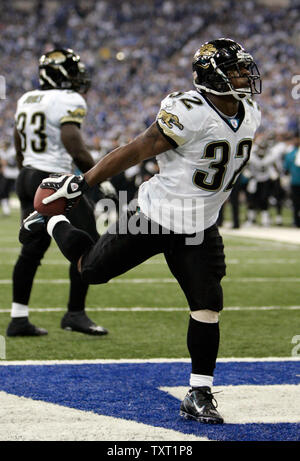 Jacksonville Jaguars zurück laufen Maurice Jones - zeichnete (32) feiert seinen 2 Yard Touchdown gegen die Indianapolis Colts im zweiten Quartal auf dem RCA Dome in Indianapolis am Dezember 2, 2007. Die Colts besiegt die Jaguare 28-25. (UPI Foto/Markierung Cowan) Stockfoto