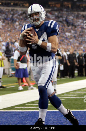 Indianapolis Colts Festes Ende Dallas Clark (44) greift sich einen 14 Yard Touchdown pass gegen die Jacksonville Jaguars im zweiten Quartal auf dem RCA Dome in Indianapolis am Dezember 2, 2007. Die Colts besiegt die Jaguare 28-25. (UPI Foto/Markierung Cowan) Stockfoto