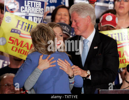 Demokratische Präsidentschaftskandidaten Senator Hillary Clinton (D-NY), ist umarmt von Tochter Chelsea, als Ehemann und ehemaligen Präsidenten Bill Clinton nach der Adressierung Verfechter bei einem Indiana primäre Nacht Party in Indianapolis am 6. Mai 2008 sieht. (UPI Foto/Markierung Cowan) Stockfoto