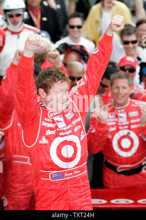 Scott Dixon, aus Neuseeland, feiert den Gewinn der 92. Lauf der Indianapolis 500 auf dem Indianapolis Motor Speedway am 25. Mai 2008 in Indianapolis. (UPI Foto/Markierung Cowan) Stockfoto