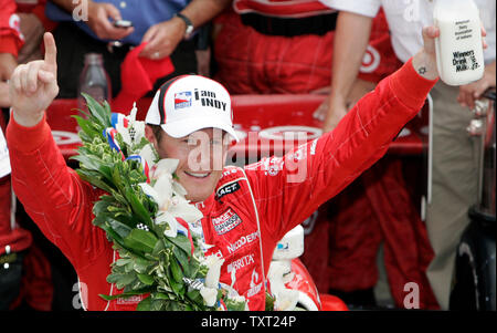 Scott Dixon, aus Neuseeland, feiert den Gewinn der 92. Lauf der Indianapolis 500 auf dem Indianapolis Motor Speedway am 25. Mai 2008 in Indianapolis. (UPI Foto/Markierung Cowan) Stockfoto