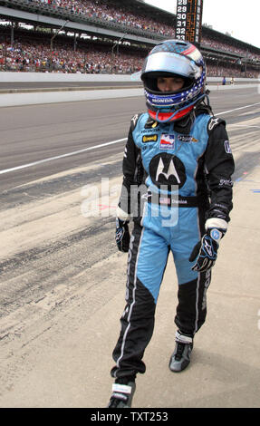 Danica Patrick geht hinunter Grube Zeile driver Ryan Briscoe konfrontieren, nachdem er ihr Auto auf Grube Straße während des 92. Läuft der Indianapolis 500 auf dem Indianapolis Motor Speedway am 25 Mai, 2008 in Indianapolis. (UPI Foto/Mike Bryand) Stockfoto