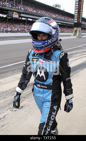 Danica Patrick geht hinunter Grube Zeile driver Ryan Briscoe konfrontieren, nachdem er ihr Auto auf Grube Straße während des 92. Läuft der Indianapolis 500 auf dem Indianapolis Motor Speedway am 25 Mai, 2008 in Indianapolis. (UPI Foto/Mike Bryand) Stockfoto