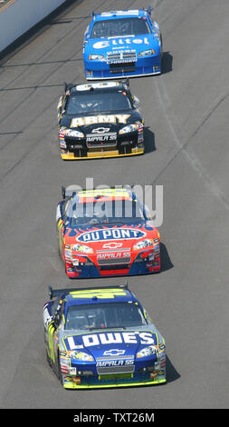 Früh im Rennen, Jimmie Johnson führt durch Mannschaftskameraden Jeff Gordon und Mark Martin und Ryan Newman in der 15. jährlichen Allstate 400 an der Ziegelei in Indianapolis folgte am 27. Juli 2008. (UPI Foto/Mike Bryand) Stockfoto