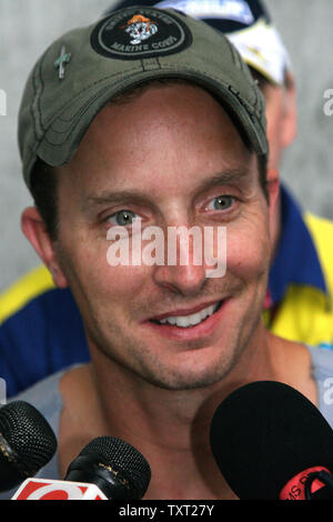 Colin Edwards spricht mit den Medien nach seinem Probelauf für die Red Bull Moto GP auf dem Indianapolis Motor Speedway in Indianapolis, Indiana. (UPI Foto/Ed Locke) Stockfoto