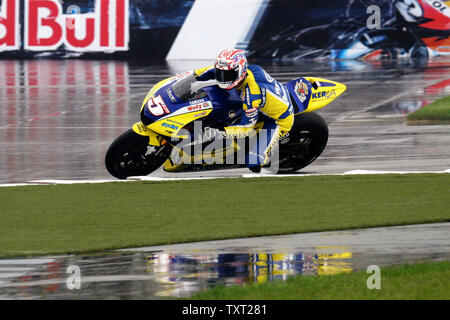 Colin Edwards in den Vereinigten Staaten Rennen durch Drehen 16 im schweren Regen während der Praxis für das Red Bull Moto GP auf dem Indianapolis Motor Speedway in Indianapolis, Indiana. (UPI Foto/Mike Bryand) Stockfoto