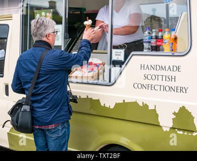 Die Burg Stirling, Stirling, Perthshire, Schottland, Vereinigtes Königreich, 25. Juni 2019. UK Wetter: ein reifer Mann kauft ein Eis von den luxuriösen Molkerei ice cream van auf der Castle Esplanade Stockfoto