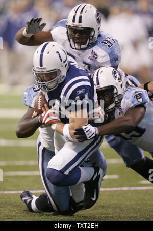 Indianapolis Colts Festes Ende Dallas Clark (44) nach unten gebracht wird durch Tennessee Titans William Haynes (95), Jason Jones (91) und Stanford Keglar (59) im ersten Quartal bei Lucas Oil Field in Indianapolis am 28. Dezember 2008. Clark brach die Indianapolis Colts Datensatz für Empfänge durch ein festes Ende in einer Saison. (UPI Foto/Markierung Cowan) Stockfoto