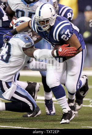 Indianapolis Colts zurück laufen Lance Ball (27) Kämpfe aus Tennessee Titans linebacker Keith Bulluck (53) Im zweiten Quartal Lucas Oil Field in Indianapolis am 28. Dezember 2008. (UPI Foto/Markierung Cowan) Stockfoto