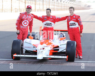 Penske Teamkollege Ryan Briscoe und Ziel Team Fahrer Dario Franchitti stand nächsten sitter Helio Castroneves während des traditionellen vordere Reihe Foto Session am 10. Mai 2009 zur Pole auf dem Indianapolis Motor Speedway in Indianapolis, Indiana. (UPI Foto/Ed Locke) Stockfoto