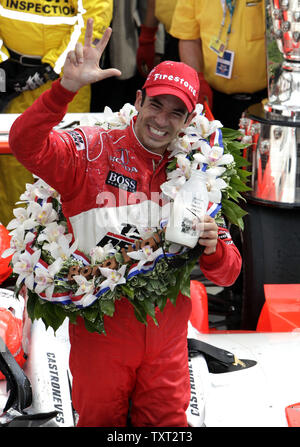 Helio Castroneves, aus Brasilien, feiert mit der Tradition Flasche Milch nach dem Gewinn der 93 nd Indy 500 auf dem Indianapolis Motor Speedway am 24. Mai 2009 in Indianapolis. Der Sieg ist Castroneves dritten Indy 500 gewinnen, kommt nur eine Woche nachdem die Regierung ließ die restlichen Gebühren in seinem Steuerhinterziehung. (UPI Foto/Markierung Cowan) Stockfoto