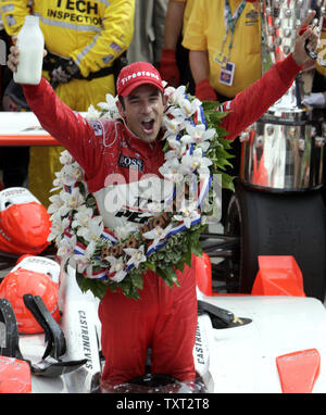 Helio Castroneves, aus Brasilien, feiert mit der Tradition Flasche Milch nach dem Gewinn der 93 nd Indy 500 auf dem Indianapolis Motor Speedway am 24. Mai 2009 in Indianapolis. Der Sieg ist Castroneves dritten Indy 500 gewinnen, kommt nur eine Woche nachdem die Regierung ließ die restlichen Gebühren in seinem Steuerhinterziehung. (UPI Foto/Markierung Cowan) Stockfoto