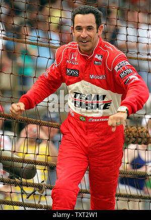 Helio Castroneves, aus Brasilien, feiert das Gewinnen der 93 nd Indy 500 auf dem Indianapolis Motor Speedway am 24. Mai 2009 in Indianapolis. Der Sieg ist Castroneves dritten Indy 500 gewinnen, kommt nur eine Woche nachdem die Regierung ließ die restlichen Gebühren in seinem Steuerhinterziehung. (UPI Foto/Mike Bryand) Stockfoto