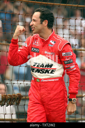 Helio Castroneves, aus Brasilien, feiert das Gewinnen der 93 nd Indy 500 auf dem Indianapolis Motor Speedway am 24. Mai 2009 in Indianapolis. Der Sieg ist Castroneves dritten Indy 500 gewinnen, kommt nur eine Woche nachdem die Regierung ließ die restlichen Gebühren in seinem Steuerhinterziehung. (UPI Foto/Mike Bryand) Stockfoto