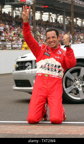 Helio Castroneves, aus Brasilien, feiert das Gewinnen der 93 nd Indy 500 auf dem Indianapolis Motor Speedway am 24. Mai 2009 in Indianapolis. Der Sieg ist Castroneves dritten Indy 500 gewinnen, kommt nur eine Woche nachdem die Regierung ließ die restlichen Gebühren in seinem Steuerhinterziehung. (UPI Foto/Mike Bryand) Stockfoto