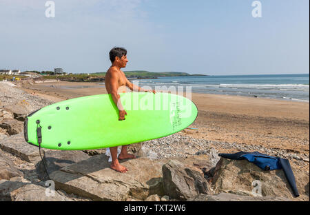 Garrettstown, Cork, Irland. 25. Juni 2019. Als der Sommer Temperatur beginnt zu steigen, Carlos Amaya von Crosshaven Meerblick Bedingungen bevor Sie surfen am Garrettstown, Co Cork, Irland. Quelle: David Creedon/Alamy leben Nachrichten Stockfoto