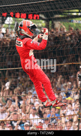 Helio Castroneves, aus Brasilien, feiert das Gewinnen der 93 nd Indy 500 auf dem Indianapolis Motor Speedway am 24. Mai 2009 in Indianapolis. Der Sieg ist Castroneves dritten Indy 500 gewinnen, kommt nur eine Woche nachdem die Regierung ließ die restlichen Gebühren in seinem Steuerhinterziehung. (UPI Foto/Mike Bryand) Stockfoto