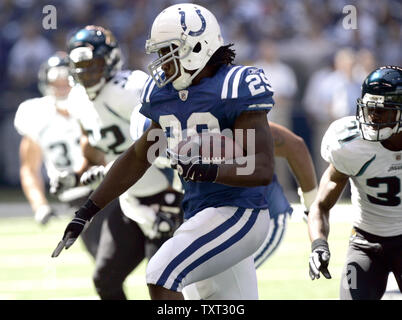 Indianapolis Colts zurück läuft, Joseph Addai (29) dreht sich Upfield gegen die Jacksonville Jaguars Verteidigung im zweiten Quartal Lucas Oil Field in Indianapolis am 13. September 2009. UPI/Mark Cowan Stockfoto