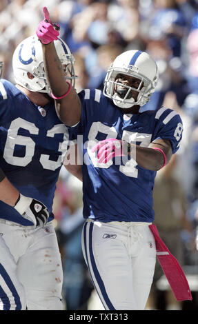 Indianapolis Colts wide receiver Reggie Wayne (87) Seine 5 Yard Touchdown feiert mit center Jeff Samstag (63) gegen die Seattle Seahawks im zweiten Quartal Lucas Oil Field in Indianapolis am 4. Oktober 2009. UPI/Mark Cowan Stockfoto