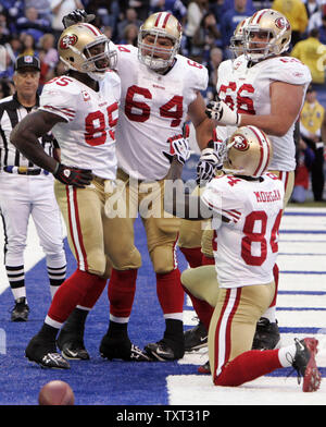 San Francisco 49ers festes Ende Vernon Davis (85) seinem Touchdown gegen die Indianapolis Colts feiert mit Teamkollegen David Baas (64), Eric Heitmann (66), und Josh Morgan (84) Im zweiten Quartal Lucas Oil Field in Indianapolis am 1. November 2009. UPI/Mark Cowan Stockfoto